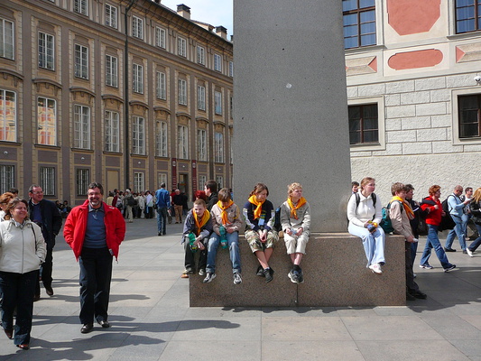 Menší siesta na hlavním nádvoří Pražského hradu