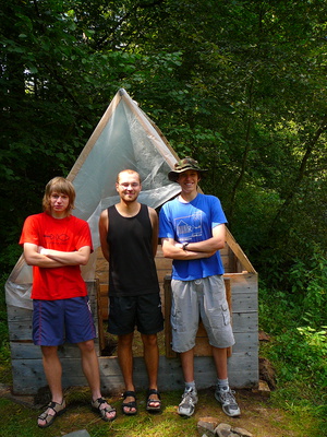 skupinové foto před saunou (Vlastík, Adam, Vše.)